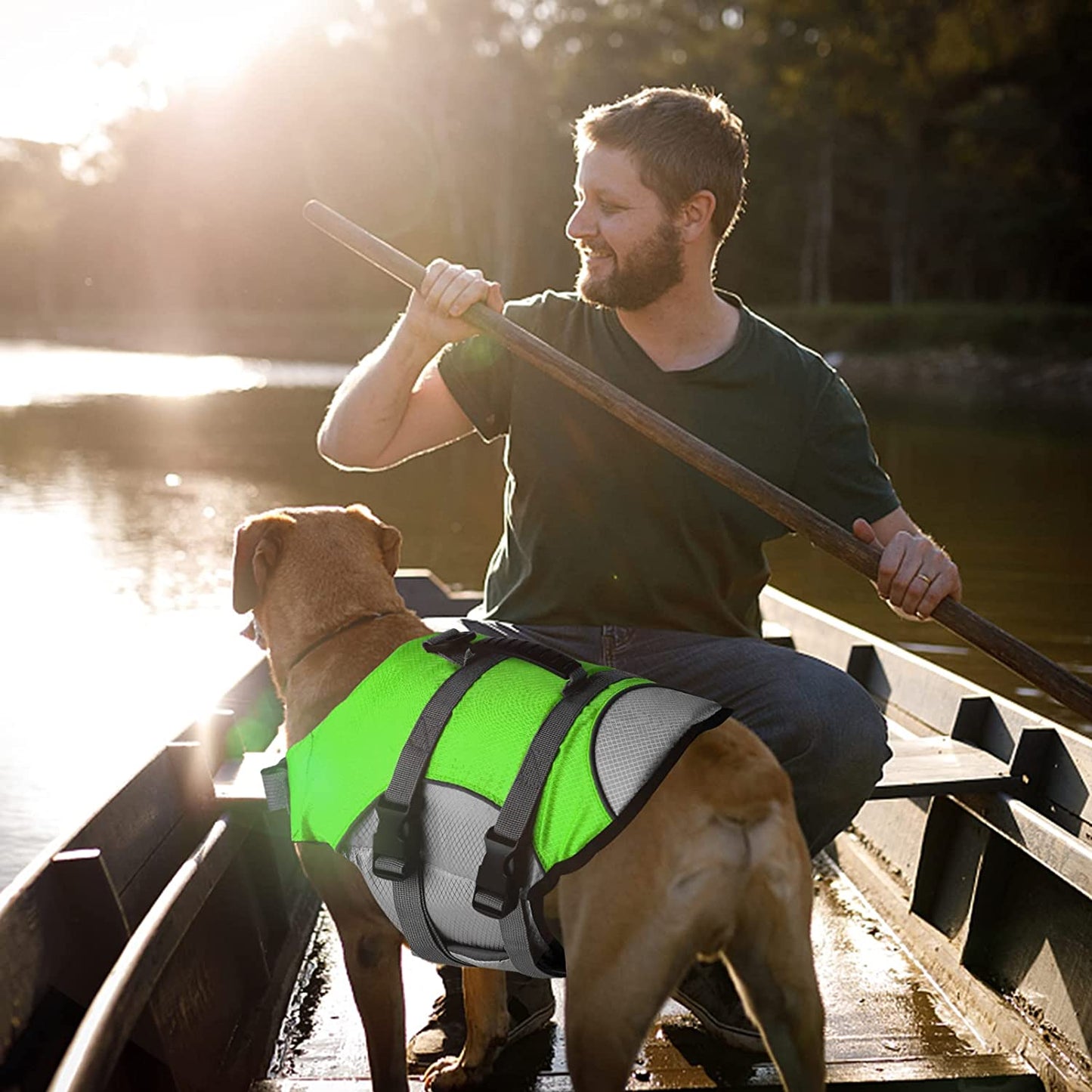 Gilet de flottaison pour chien bateau avec un homme et son chien avec un gilet vert