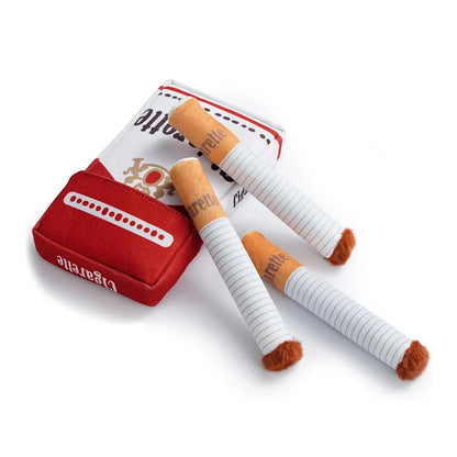 Jouet cigarette pour chien avec le paquet ouvert et les cigarettes sorties